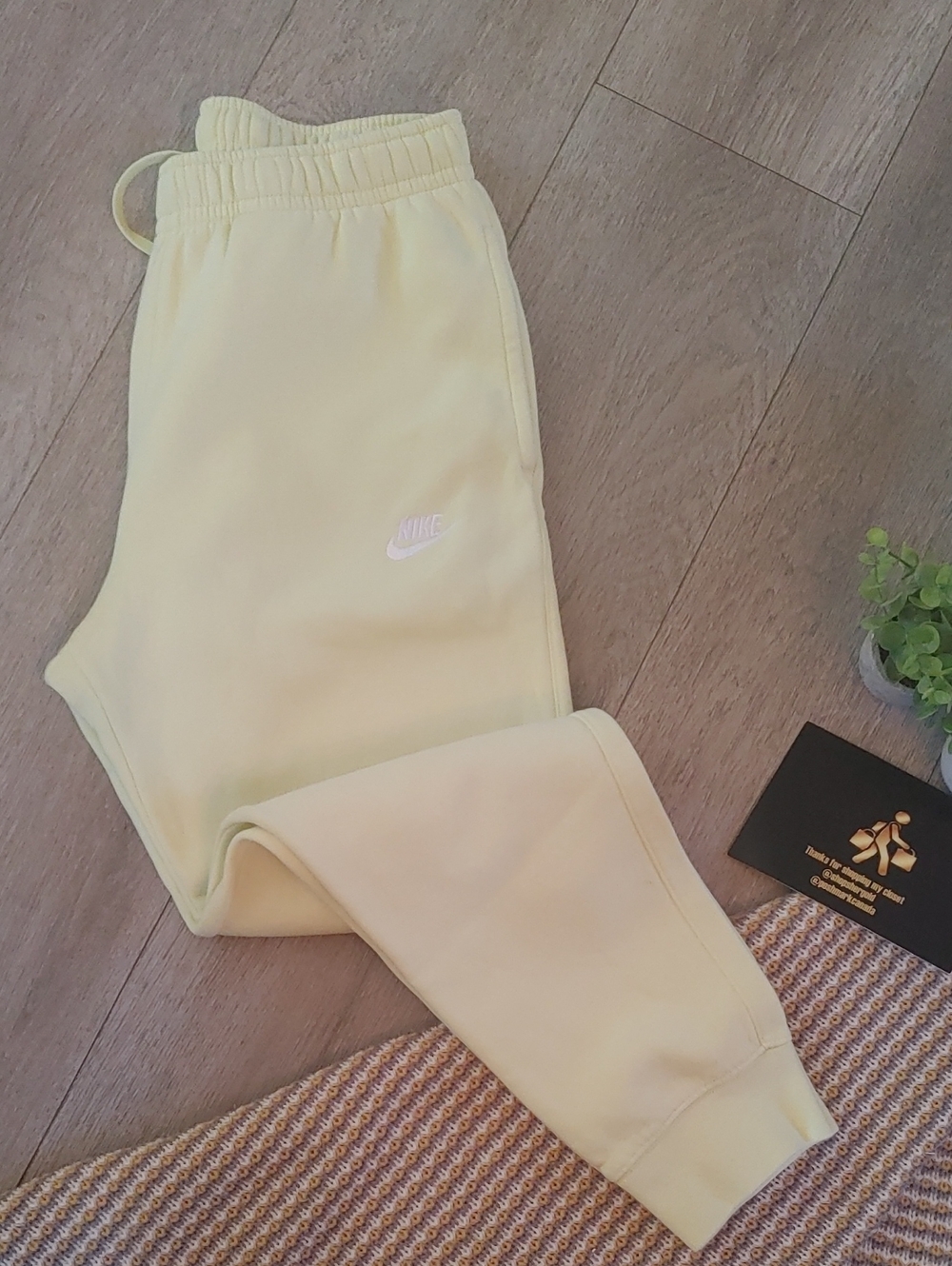 Nike l Ladies l Pale Yellow Fleece Joggers l Medium